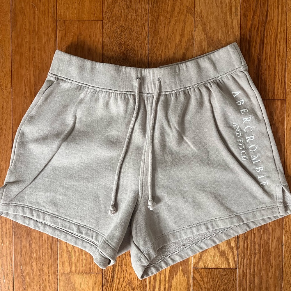 Abercrombie & Fitch beige shorts
